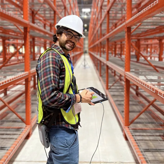 Amin SedighFar, Ingénieur Wi-Fi en chef at SemFio Networks, surveying Wi-Fi in a warehouse